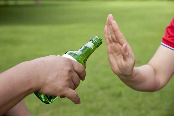 Bild von einer Hand die das Angebot von Alkohol ablehnt