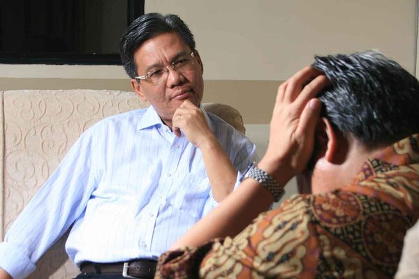 Bild von verzweifeltem Mann im Gespräch mit einem Therapeuten